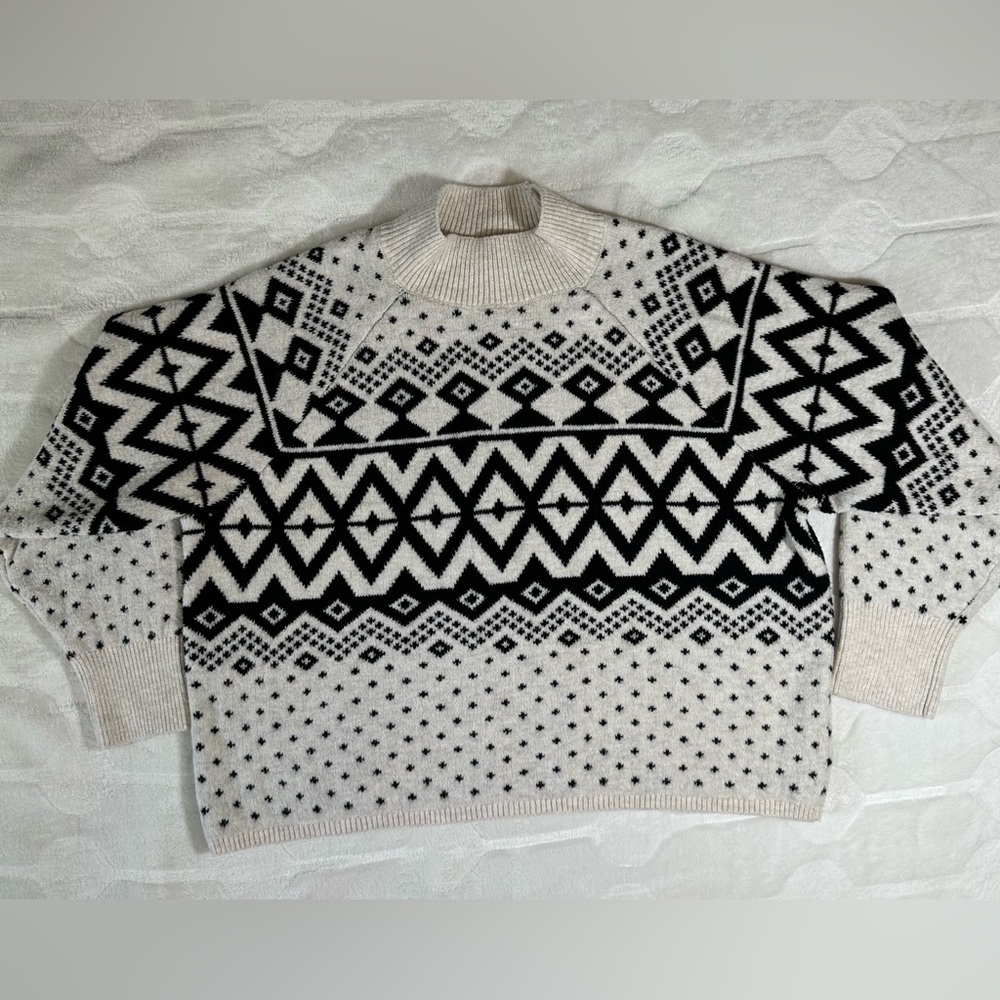 Old Navy Cream and Black Knit Sweater with interesting pattern. Size M Women